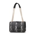 Dámska žakárová crossbody s retiazkou čierno-sivá