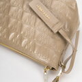 Damska torebka crossbody ze skóry z przeszyciami beżowa 99-4E-635-9