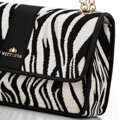 Dámska žakárová crossbody s retiazkou krémovo-čierna
