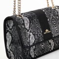 Dámska žakárová crossbody s retiazkou čierno-sivá