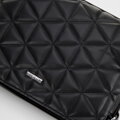 Dámska crossbody kabelka s geometrickým vzorom z ekokože čierna 99-4Y-605-1