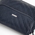 Dámska crossbody kabelka s vertikálnym prešívaním z ekokože tmavomodrá 99-4Y-635-7