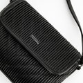 Dámska crossbody kabelka s vertikálnym prešívaním z ekokože čierna 99-4Y-635-1