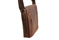 Pánska crossbody taška z brúsenej kože s elegantným preklopom a 4 záložkami na karty a kapsičkami na perá. 