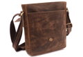 Elegantná pánska crossbody taška z tmavohnedej kože s otvoreným predným priečinkom.