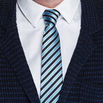 Prúžkovaná kravata.