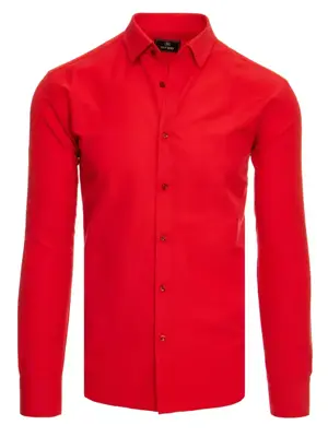 Elegantná červená košeľa bez vzoru.