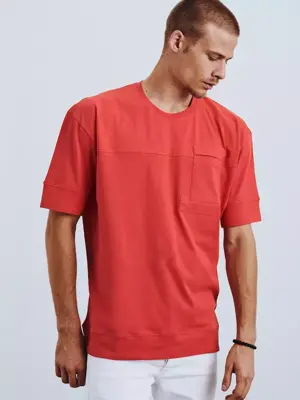Pohodlné červené tričko.