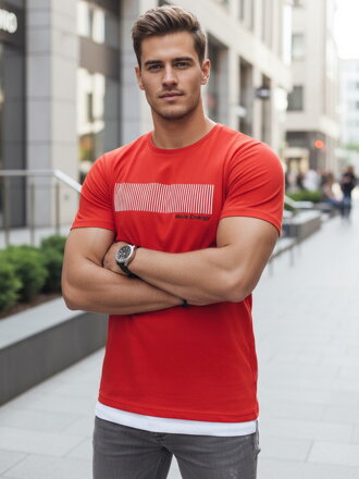 Klasické červené tričko s potlačou.