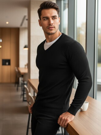 Štýlový čierny sveter s výstrihom