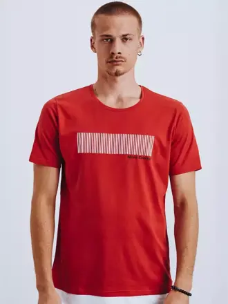 Klasické červené tričko s potlačou.