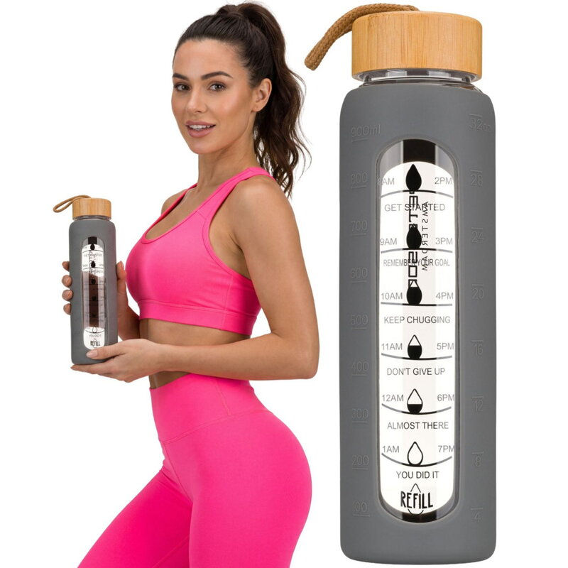 Motivačná sklenená fľaša na vodu 960 ml sivá so silikónovým obalom Peterson