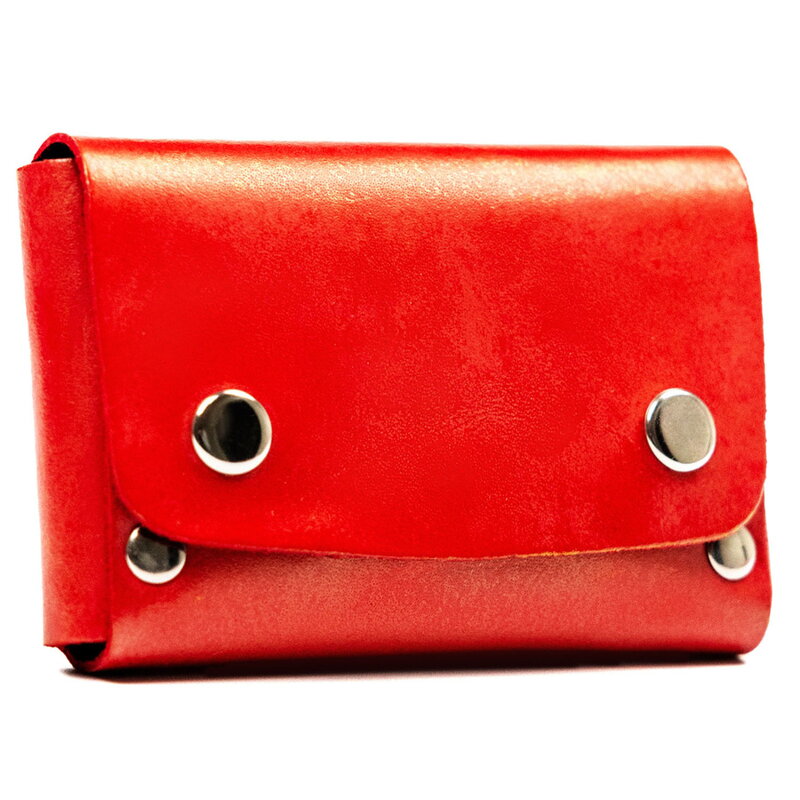 Czerwone, skórzane etui na karty zamykane na zatrzask
