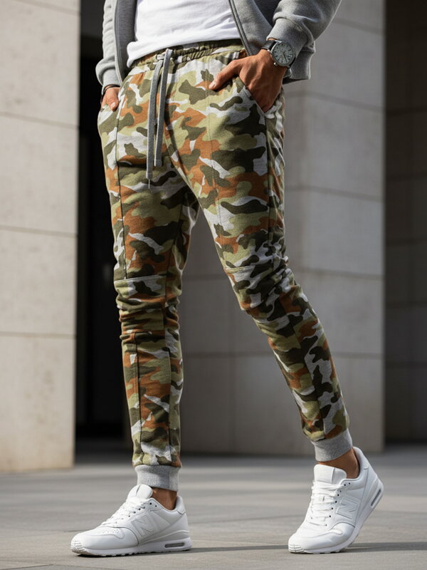 Zelené maskáčové tepláky.