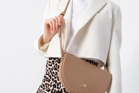 Elegantná béžová dámska crossbody kabelka – štýlový doplnok pre každú príležitosť. Béžová dámska crossbody kabelka s jemným dizajnom, ideálna pre každodenné nosenie a štýlové outfity.