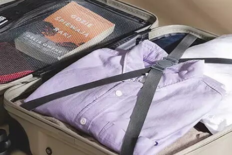 Ako zložiť pánsku košeľu do kufra – tipy pre elegantné cestovanie | panskaelegancia.sk